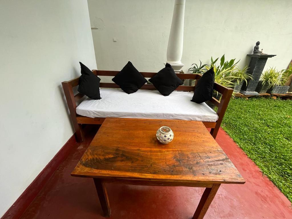 Beach House Kalukatiya - Family Villa, Seaview Room, Garden Room Dikwella Exteriör bild