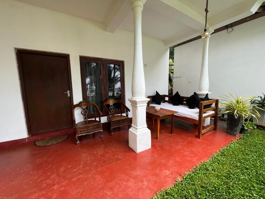 Beach House Kalukatiya - Family Villa, Seaview Room, Garden Room Dikwella Exteriör bild